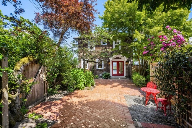 Building Photo - Capitol Hill View Home