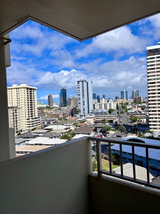 Building Photo - For Rent | New Renovated 1 Bedroom, 1 Bathroom with 1 Assigned Covered Parking at Scenic Tower