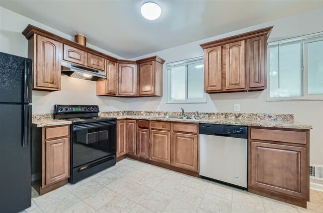 Building Photo - Great location! Updated 3Bed/2Bath Ranch with full basement, wood floors, and large fenced-in-yar...