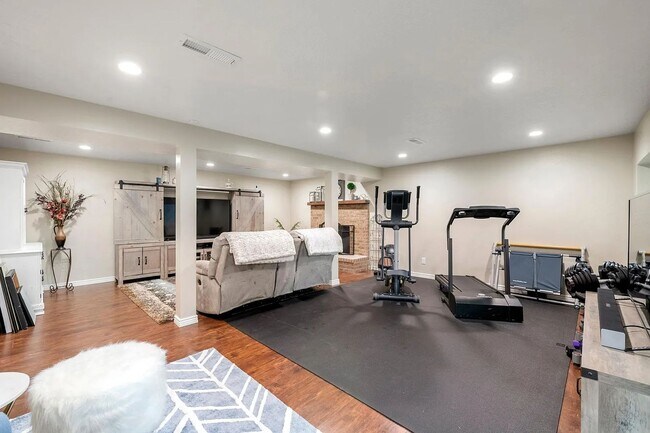 Building Photo - Beautiful 4 Bedroom Home in Sandy!