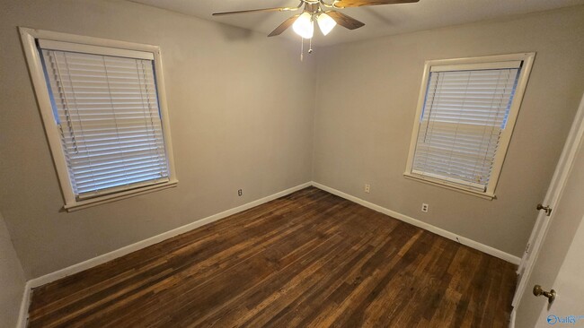 Building Photo - 2206 Glen Iris Cir NW