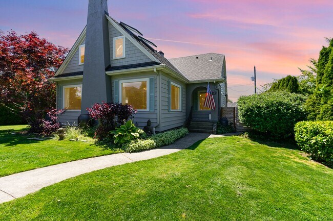 Building Photo - 1525 45th Ave SW