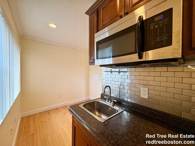 Building Photo - 191 Winthrop Rd