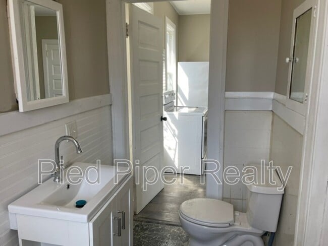 Building Photo - 434 1/2 S State Ave