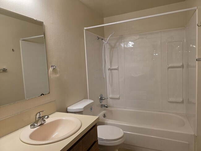 Building Photo - 2022 E 6th St