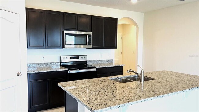 Building Photo - 487 Lily Ln