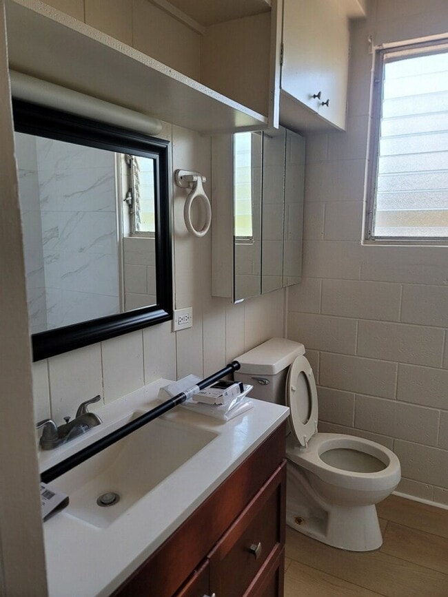 Building Photo - 3-Bedroom 2-bathroom