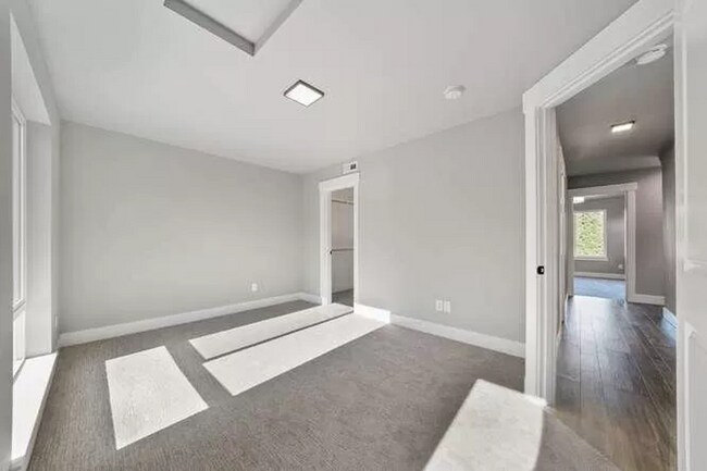 Building Photo - Bright & Beautiful Updated 4 bed, 3.5 bath in the Heart of the Brentwood-Darlington Neighborhoods