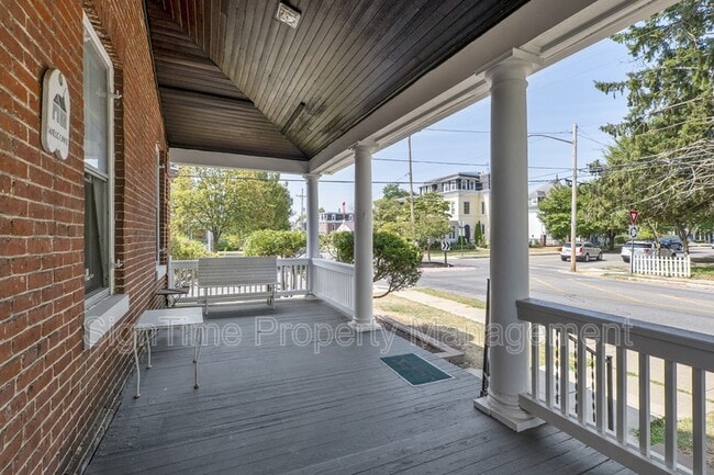 Building Photo - 460 Summit Ave