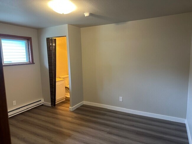 Building Photo - Lightly Updated 4 Bed Everett Home w/ Large Detached Garage/Workshop!