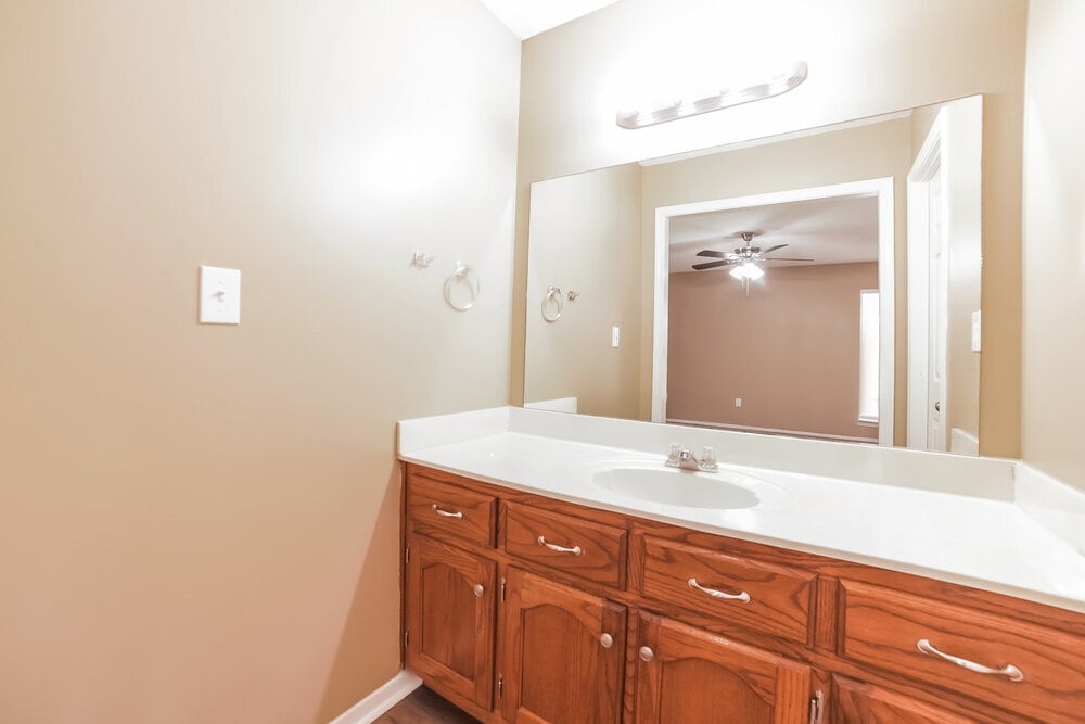 Building Photo - 10674 Oak Leaf Dr