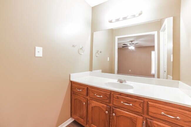 Building Photo - 10674 Oak Leaf Dr