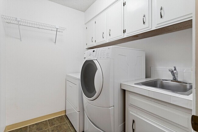 Building Photo - Spacious Home ! Huge living room, 2nd family room, kitchen nook and extra room off kitchen. Large...