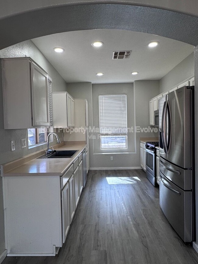 Building Photo - 5814 W Alice Ave