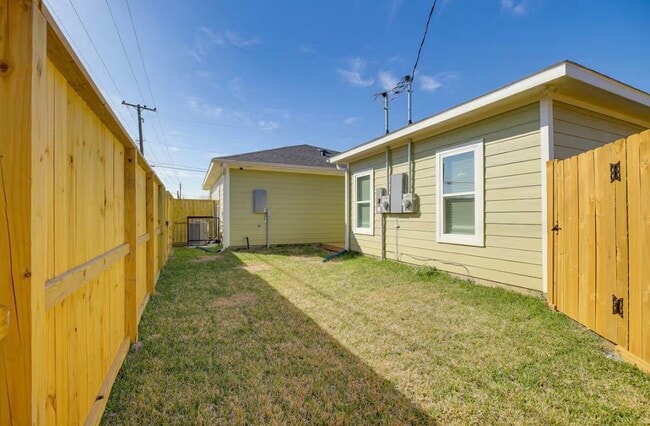 Building Photo - 3603 Fidelity St