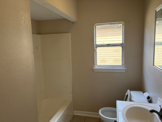 Building Photo - 3620 Clermont Dr