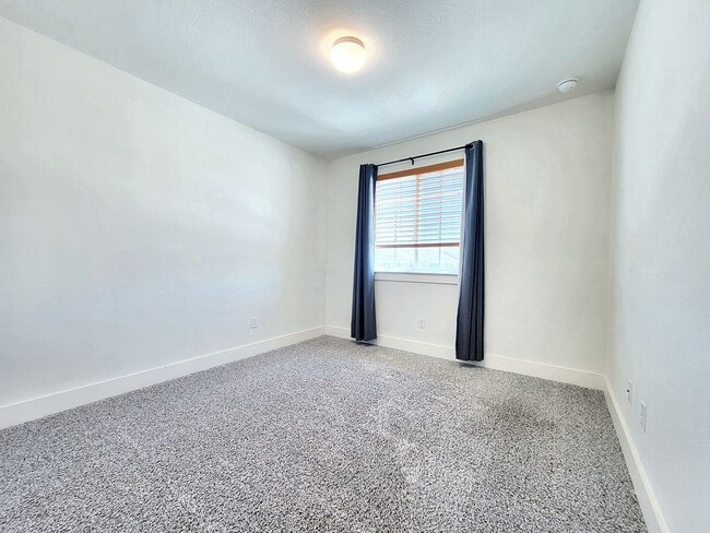 Building Photo - Bright and Inviting 3-Bedroom, 2.5-Bath Ho...