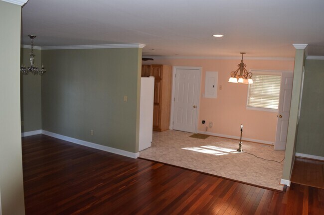 Building Photo - 310 La Salle Ave