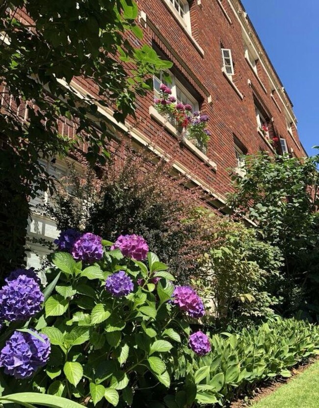 Building Photo - Timeless Queen Anne Condo with Modern Amen...