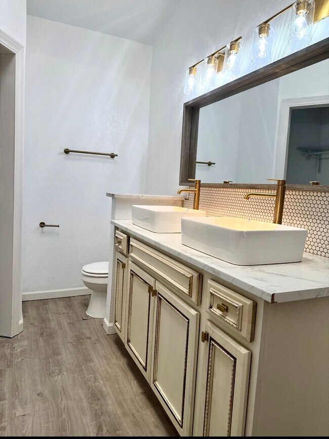 Building Photo - Like new!  3/2/2 Country Aire Estates