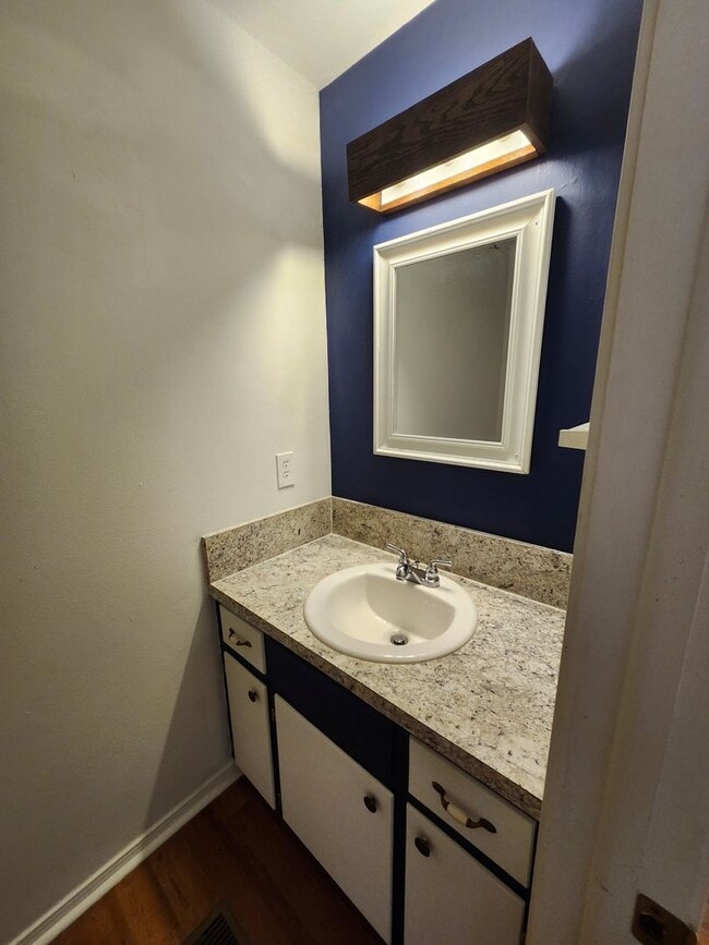 Building Photo - 900-902 West 16th St.