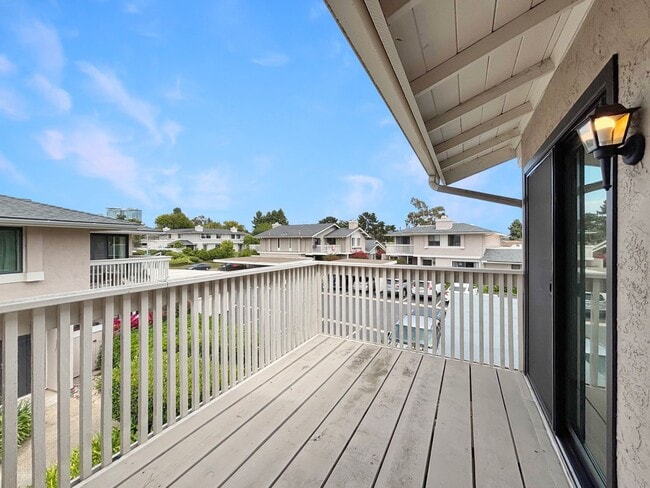 Building Photo - Beautiful 3BD/2.5BA Condo Located in Unive...