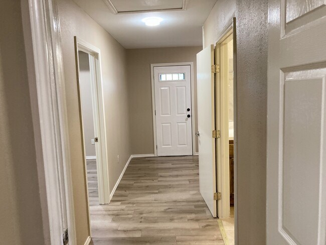 Building Photo - 2113 W Barcelona Ave