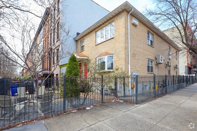 Building Photo - 569 Putnam Ave