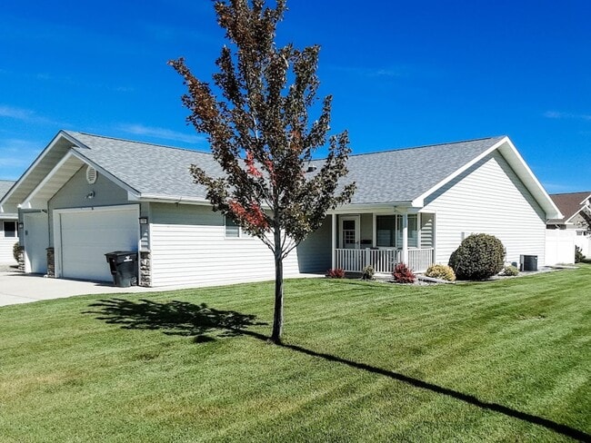 Building Photo - 2 Bed/ 2 Bath twin home in HOA community