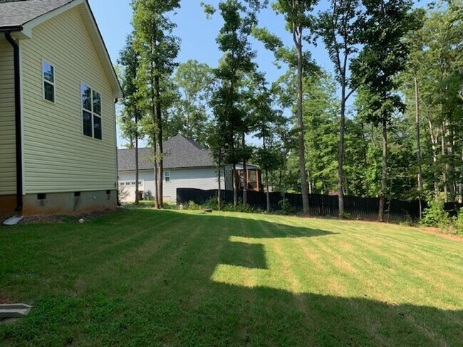 Building Photo - Adorable Ranch Home in a Great Neighborhood!