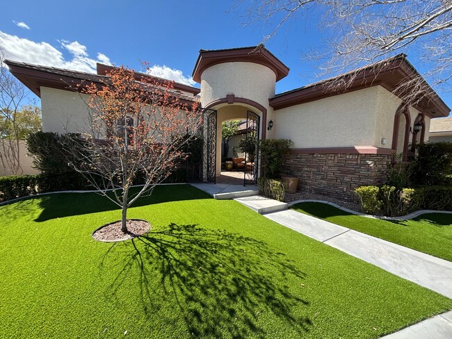 Building Photo - Gorgeous 4bed/4.5 bath home in Queensridge!