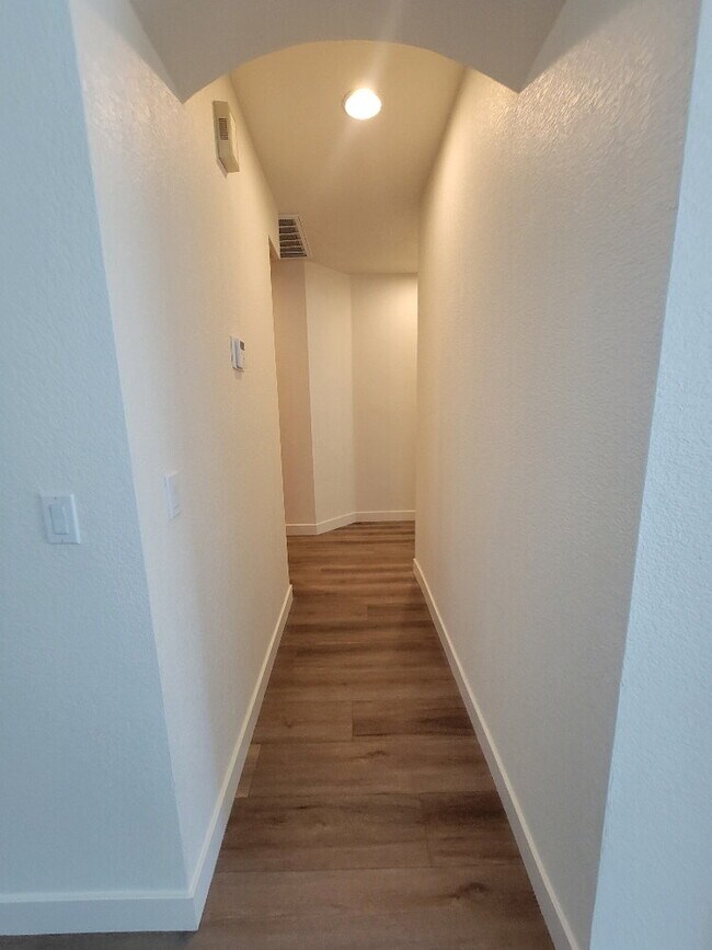Building Photo - Modern 3-Bedroom, 2-Bathroom Home with Ope...
