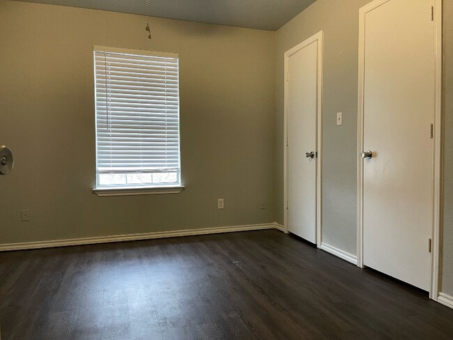 Building Photo - 502 N Sewell Dr