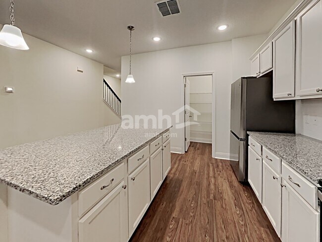 Building Photo - 945 Heavenly Drive