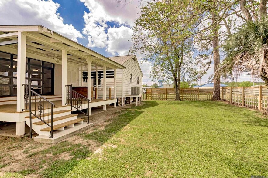 Building Photo - 222 E Sanders St