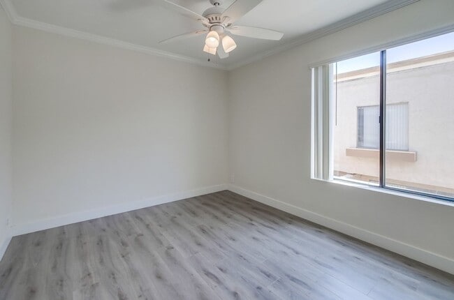 Building Photo - Spacious La Jolla Townhome in Desirable Wo...