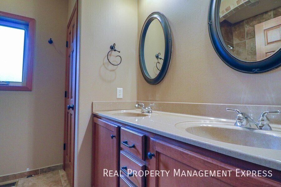 Building Photo - 7905 S Grass Creek Dr