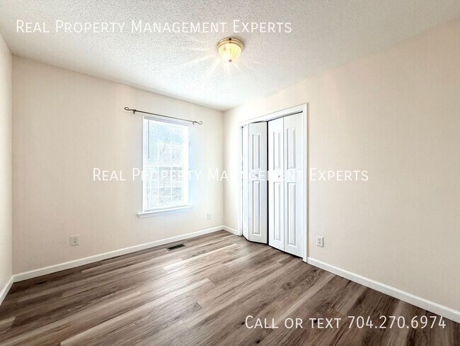 Building Photo - 123 Garden St