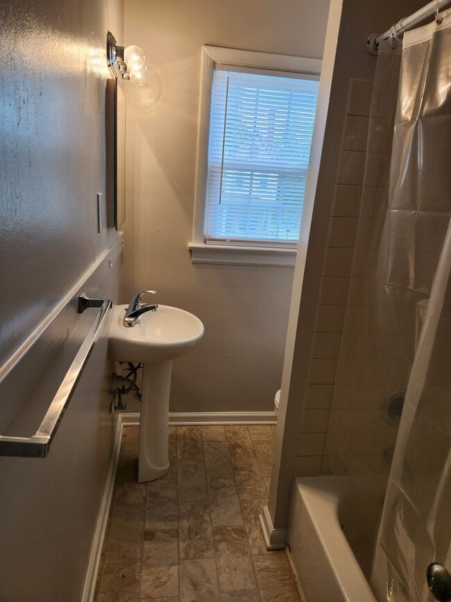 Building Photo - 2 Bedroom 1 Bath Upper Level unit-Close to...