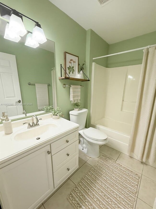 Building Photo - 118 NE 9th Ct