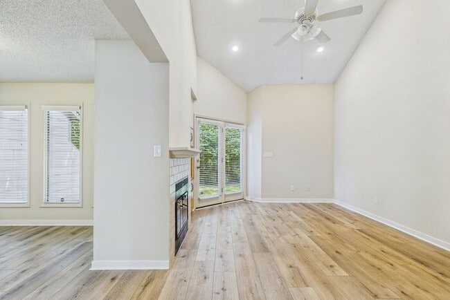 Building Photo - Charming 3-Bedroom Townhome in Sunset Woods