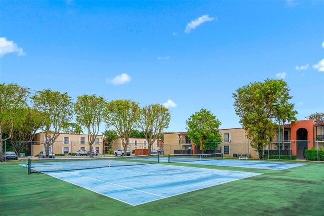 Building Photo - 10794 N Kendall Dr