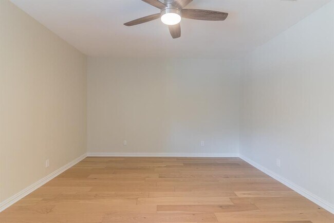 Building Photo - 10102 Missel Thrush Dr