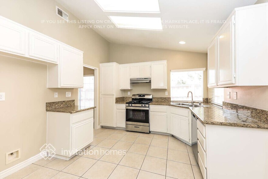 Building Photo - 15128 Versailles St