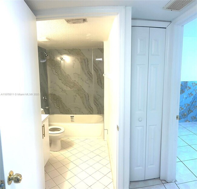 Building Photo - 1240 SE 28th Ct