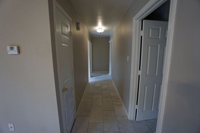 Building Photo - 3 Bed 2 Bath Total Electric House