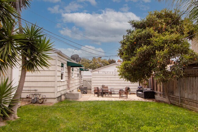 Building Photo - Charming 2 bed /1 Bath Duplex in Pacific Beach 8 Blocks From the Ocean!