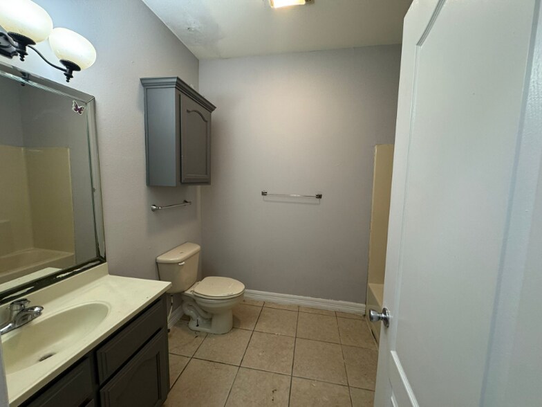 Building Photo - 3940 Bourbon St