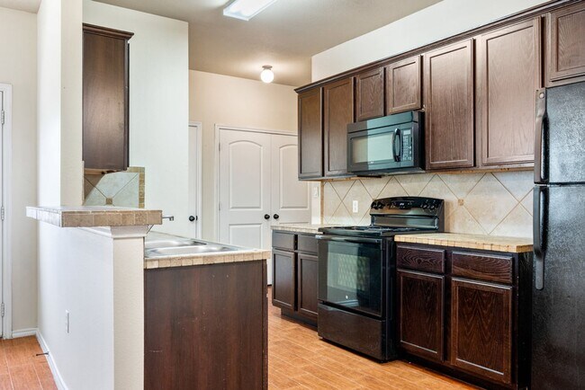 Building Photo - Available Now! Nice 3 Bedroom, 2.5 Bath Duplex located in New Braunfels!