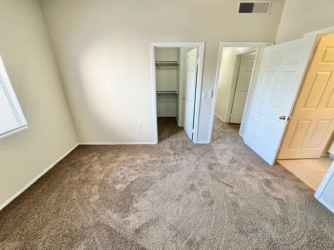 Building Photo - **BEAUTIFUL 3 BEDROOM, 2 BATHROOM DOWNSTAI...